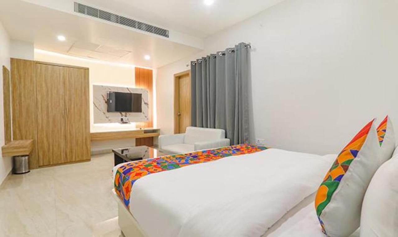FabHotel Golf inn Gurgaon Exterior foto
